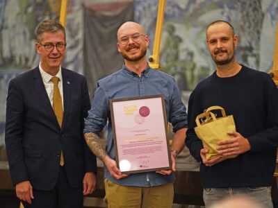 (V. li.:) Würzburgs Oberbürgermeister Christian Schuchardt bei der Verleihung des Kulturförderpreises 2024 an Christian Schlosser und Simon Schacht (Foto: Stadt Würzburg/Fachbereich Kultur, Sophia Hartl)