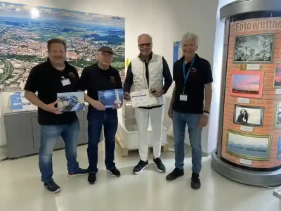 v.l.: Dieter Bauer ( Museumsführer ), Wolfgang Rücknagel ( Museumsleiter ), Norbert Seufert ( 15.000 Besucher ) und Rüdiger Sontheimer ( Vorsitzender AKI Förderkreis ) Foto: Wolfgang Gläntz