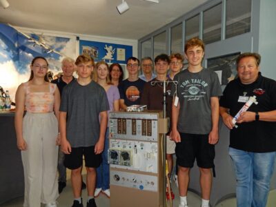 Von links nach rechts Fiona Brand, Rüdiger Sontheimer (Vorsitzender AKI), Niklas Pennekendorf, Beatrix Gigul, Ulla Friedrich (Lehrkraft), Fabian Maierhofer, Wolfgang Gläntz (AKI), Alexander Barth, Julian Wecklein, Tim Ackermann und Dieter Bauer (AKI). Es fehlen Luca Hanneke und Wolfgang Rücknagel (Museumsdirektor)