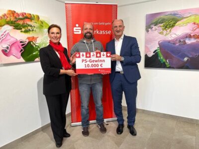 Das Foto (© Petra Zimmermann, Filiale Stadtlauringen) zeigt von links: Heike Gündisch (Filiale Stadtlauringen), PS-Hauptgewinner Manuel Diem und Roberto Nernosi (Vorstandsmitglied der Sparkasse)