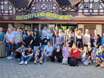 Das Foto (© Heike Genßler, Sparkasse Schweinfurt-Haßberge) zeigt die Teil- nehmer vom Ausflug ins Freizeitland Geiselwind.