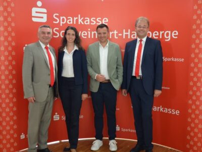 Das Foto (© Lea Engert) zeigt von links nach rechts: Vorstandsmitglied Berthold Stahl, Daniela Werth (Bayern LB), Benjamin Henle (N-Motion), Michael Wacker (Sparkasse - Teamleiter Firmenkunden)