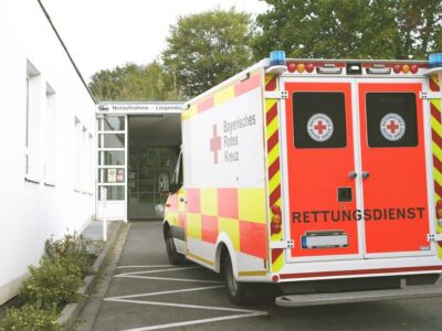 Ein Rettungswagen vor der Notaufnahme der Geomed-Klinik – das HaLT-Projekt bietet Betroffenen bis 21 Jahre, die aufgrund einer akuten Alkoholintoxikation bzw. einer Mischintoxikation im Zusammenhang mit Alkohol in einer Klinik behandelt werden müssen, eine Beratung an. Foto: Schirmer/Geomed-Kreisklinik