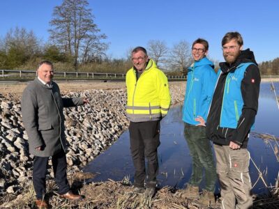 Die Naturschutz-Baumaßnahme Rothenbachsee ist abgeschlossen. Unser Foto zeigt v.l. Volkachs 1. Bürgermeister Heiko Bäuerlein, den Leiter des Bauhofs Volkach, Harald Troll und die beiden Fachreferenten der Unteren Naturschutzbehörde, Jonas Braun und Felix Pfeifer. Foto: Katja Eden