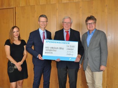 Im Bild (v.l.n.r.): Claudia Federspiel, Integrationsbeauftragte und Stabsstellenleiterin "gerne daheim in Schweinfurt", Oberbürgermeister Sebastian Remelé, Hartmut Weißpfennig, geschäftsführender Gesellschafter der Stiftung und Sozialreferent Jürgen Montag Bild: Kristina Dietz, Stadt Schweinfurt