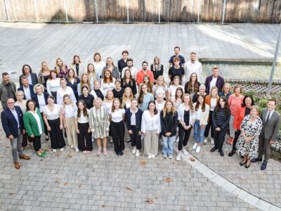 Im Bild: 45 Lehramtsanwärterinnen und Lehramtsanwärter für Schweinfurt Stadt und Landkreis wurden vereidigt. An der offiziellen Vereidigung nahmen teil (vorne, von rechts): Landrat Florian Töpper, Schulamtsdirektorin Stefanie Schiffer, Schulrätin Nicole Schmitt, (vorne, von links) Schulrat Frank Hagen und Schweinfurts Dritte Bürgermeisterin Ayfer Rethschulte sowie Vertreterinnen des örtlichen Personalrats und die Schweinfurter Seminarleitenden. Foto: Tanja Dannhäuser/Landratsamt Schweinfurt