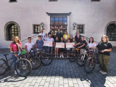 Zeitgleich zum STADTRADELN fand ein Schulwettbewerb statt, bei dem die Schulen aus dem Landkreis für einen guten Zweck gegeneinander antraten. Unser Bild zeigt die Preisübergabe mit Landrat Wilhelm Schneider und STADTRADEL-Koordinator Benjamin Hermann sowie Vertreterinnen und Vertreter der Schulen und Sponsoren sowie Schulamt und Klimamanagement. Foto: Vera Ksinski /Landratsamt Haßberge