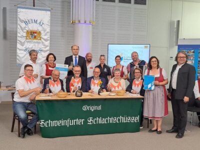 Symbolische „Original Schweinfurter Schlachtschüssel“ im Rahmen der Auszeichnungsveranstaltung im bayerischen Heimatministerium hinten, l.n.r. Jürgen Dahms, Christine Bender, Albert Füracker, MdL, Ansgar Zänglein, Yvonne Naumann, BR-Moderatorin Traudi Siferlinger, Karsten Urban vorne: Jörg Limberg, Georg Wiederer, Dr. Jochen Ramming, Dr. Gregor Metzig, Andrea Brandl, Christoph Schmitz, Ayfer Rethschulte, Chris Payr Foto: Rudolf Bender