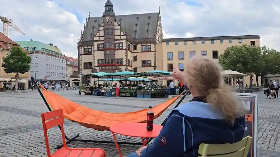 Sandra-graetsch-mit-einemfingerzeig-auf-das-rathaus