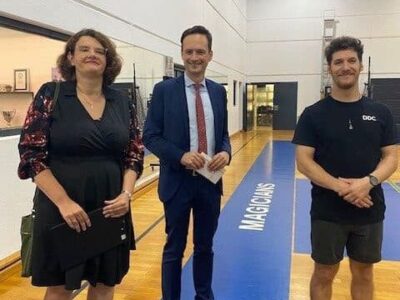 von links: Stellv. Jugendamtsleiterin Daniela Haupt, Landrat Florian Töpper und Kriz Malicki, einer der Gesellschafter der DDC, begrüßten die Gäste zum Sommerfest der Pflegefamilien. Foto: Anja Wollenhaupt