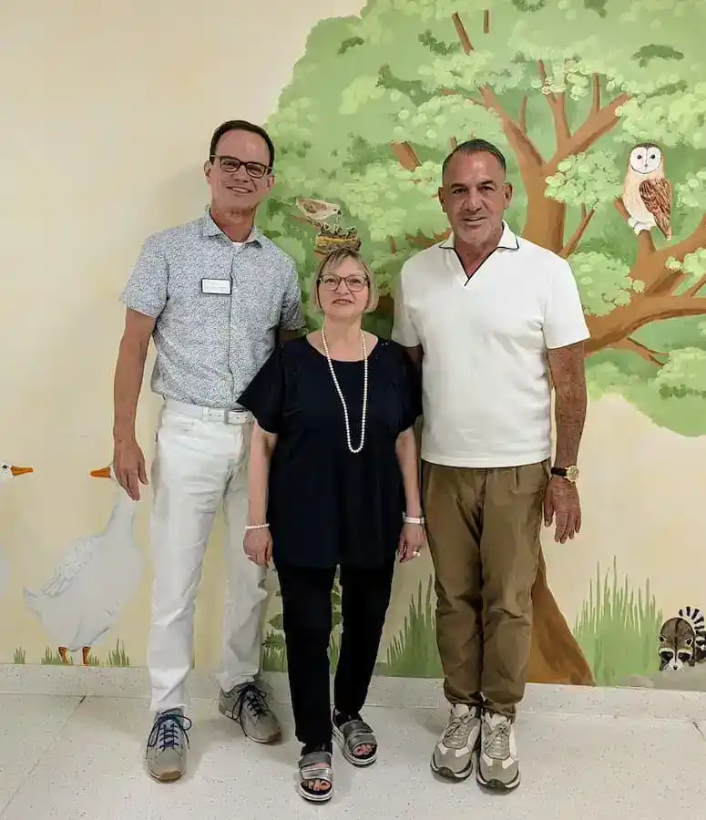 Im Bild: Dr. Johannes Herrmann (Chefarzt der Kinderklinik) mit Sabine Dorn und Raimund Weiß. Foto: Christian Kirchner