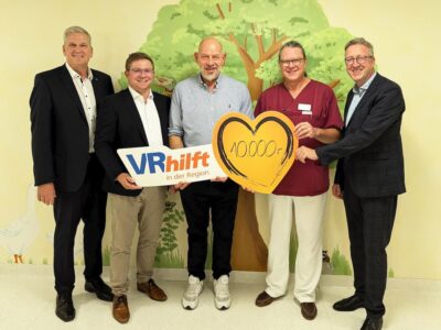 Im Bild v.l.n.r: Martin Weber (Beirat des Gewinnsparvereins für den Bezirk Unterfranken, Vorstand der Raiffeisenbank Mainschleife-Steigerwald), Christian Homeier (Geschäftsführender Vorstand des Gewinnsparvereins Bayern), Stefan Stapf (Vorsitzender Förderverein Leopoldina), Mathias Usener (leitender Oberarzt der Kinderklinik) und Markus Merz (Bezirkspräsident des Genossenschaftsverbands Bayern und Vorstand der VR Bank Main-Rhön) Foto: Christian Kirchner