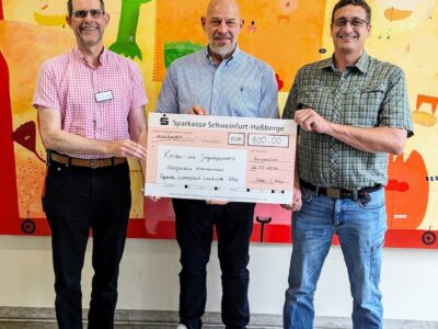 Im Bild v.l.n.r: KJP-Chefarzt PD Dr. med. Wolfgang Briegel, der Vorsitzende des Fördervereines Leopoldina e.V. Stefan Stapf und Mitorganisator der Lichterfahrt Tobias Göbel Foto: Christian Kirchner