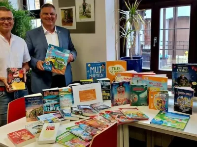 spende-von michel-schop-an die Stadtbibliothek-volkach