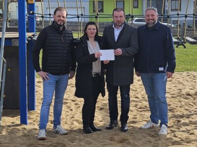 Das Foto zeigt bei der Spendenübergabe von links Gemeinderat Sebastian Lösch, Nicole Hümpfer, Bürgermeister Stefan Rottmann und Gemeinderat Alexander Geyer. Foto: Jack Dietrich