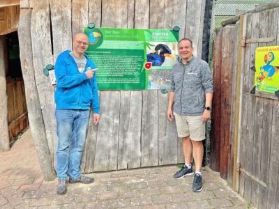 Simon Bruslund und Florian Dittert vor dem Beo-Dating-Center bei der Spendenübergabe, Foto: Kristin Dittert