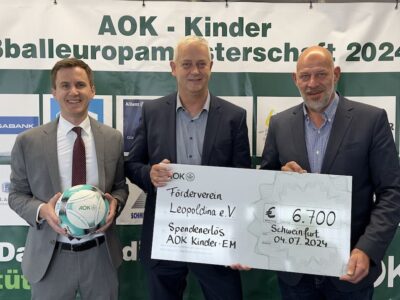 Die AOK-Sponsorenwand im Hintergrund mit den Firmen die gespendet haben sowie (v.l.) Beiratsvorsitzender der Arbeitgeber Christoph Höger, AOK-Direktor Frank Dünisch und Vorsitzender des Fördervereines Leopoldina e.V. Stefan Stapf Foto: Angelina Schröder