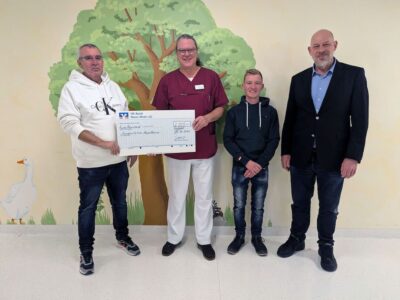 Eine Ära geht zu Ende: Helmut Pfister (links) spendet zum zehnten Mal an die Kinderklinik. Ab nächstes Jahr führt sein Sohn Patrick (2. v. r.) den Betrieb weiter. Dr. Mathias Usener (lt. Oberarzt) und Stefan Stapf (Förderverein) dankten im Namen des Krankenhauses. Foto: Indre Leikert