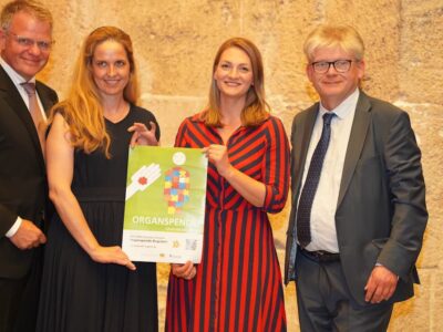 Auf dem Bild: (v.l.) Dr. Jens Kober, Dr. Marion Teichmann, Gesundheitsministerin Judith Gerlach und Dr. Rüdiger Schott. Foto: StMGP