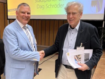 Volkachs Erster Bürgermeister Heiko Bäuerlein (links) verleiht dem Architekten und Städteplaner Dag Schröder in Anerkennung seiner Verdienste um die Stadt Volkach die silberne Stadtplakette.