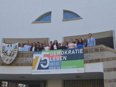 Im Bild, von links: Anette Schmee (Arbeitsbereichsleitung Personal), Fabian Kamm (Ausbildungsbeauftragter), Yehor Kondratenko, Laura Unsleber (Ausbildungsbeauftragte), Lukas Kollmann, Eva Hofmann, Lucas Hemmerich, Isabell Kaufmann, Christof Deschner, Leonie Weidmann, Felix Dörner, Juliana Kreutzberger, Raphael Seufert, Andreas Fischer, Johanna Morawietz, Julian Schwarz, Alina Seibel, Herbert Memmel (Personalratsvorsitzender) und Landrat Florian Töpper. Foto: Melina Bosbach/Landratsamt Schweinfurt