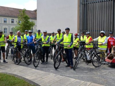 Im Bild: Landrat Florian Töpper gemeinsam mit Wernecks Bürgermeister Sebastian Hauck und Radverkehrsbeauftragte Ursula Schmidt beim Start der Stadtradel-Aktion des Landkreises in Werneck. Neben der Radgruppe des TSV Werneck und weiteren Radbegeisterten waren auch Euerbachs Bürgermeisterin Simone Seufert und Kreisrätin Edeltraud Baumgartl mit dabei. Foto: Melina Bosbach/Landratsamt Schweinfurt