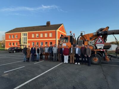 Die Mitglieder des Straßenbauausschusses zusammen mit (von links) Christian Frank (Abteilungsleiter Zentrales), Kristina Reinhart (stellv. Leiterin Tiefbauamt), Landrat Florian Töpper, Kreisbauhofleiter Maurice-Riccardo Schmitt, Jana Mai (Abteilungsleiterin Umwelt und Bau) sowie Tiefbauamtschef David Nicklaus vor dem Gebäude des Kreisbauhofs Niederwerrn. Das altgediente Gebäude wird zu Beginn des kommenden Jahres abgerissen, um Platz für einen Neubau zu machen. Foto: Andreas Lösch/Landratsamt Schweinfurt