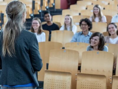 Symbolbild: Freies Sprechen ohne Stottern oder überflüssige Wörter lässt sich trainieren – das hat die Studie einer THWS-Masterabsolventin bestätigt (Foto: THWS/Jule Müller)