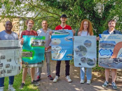 Studierende der Geovisualisierung an der THWS mit Dozent Stefan Sauer (3. v. li.) präsentieren ihre Ideen gegen das Hochwasser am Main (Foto: THWS/Anja Legge)