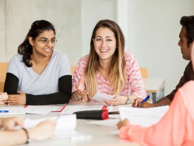 Um ausländische Studierende besser in die Region zu integrieren, setzt das Projekt „FIT4Germany“ auch auf den Peer-to-Peer-Ansatz: Studierende beraten Studierende bei allen Fragen rund ums Studium (Foto: Stefan Bausewein)
