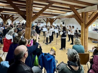 Unser Foto zeigt einen Ausschnitt aus dem vielfältigen und abwechslungsreichen Programm des „Musikschulfestes“, zu dem viele Besucher gekommen waren. Foto: Theresa Romes