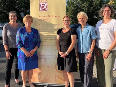 Freuen sich auf die kommenden Herausforderungen des neuen Bienniums – v.l.: die Vorsitzende des Vereins der Freunde Zonta, Franziska Bickel, Club-Präsidentin Klara Weigand, Vize-Präsidentin Katja Weber-Kahn, Schriftführerin Melanie Ebner und Schatzmeisterin Brigitte Vorndran. Foto: Katja Eden
