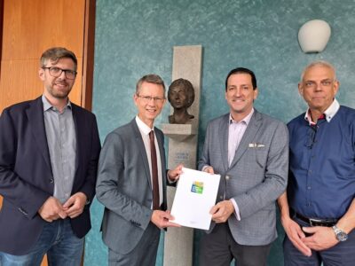 Im Bild (v.l.n.r.): Jan von Lackum, Leiter des Referats für öffentliche Ordnung, Baurecht und Umweltschutz der Stadt Schweinfurt, Oberbürgermeister Sebastian Remelé, Pablo Catalán, Standortleiter der Bosch Rexroth AG und Dirk Hartmann, Leiter Arbeitssicherheit, Brand- u. Umweltschutz der Bosch Rexroth AG Foto: Stadt Schweinfurt, Marina Euler