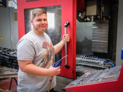 Für die Mitarbeiter mit Behinderung der Werkstatt Augsfeld ist es ein Highlight, zu zeigen, wo sie arbeiten. Am Samstag, 23. November 2024, bietet der Tag der offenen Tür dazu reichlich Gelegenheit. Foto: Karoline Diehm