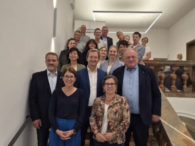 Annett Jung, Stv. Vorsitzende des Landesfachausschusses Nebenerwerbslandwirtschaft und Diversifizierung (1. Reihe, 1. von rechts) Elisabeth Bogner, Geschäftsführerin (1. Reihe, 2. von rechts) Walter Nussel, MdL, Beauftragter für Bürokratieabbau der Bayerischen Staatsregierung (2. Reihe, 1. von rechts) Siegfried Jäger, Vorsitzender des Landesfachausschusses (2. Reihe, 2. von rechts) Michael Bienlein, Vorsitzender der Arbeitsgemeinschaft der Nebenerwerbslandwirte in Bayern (2. Reihe, 3. von rechts), ©@BBV