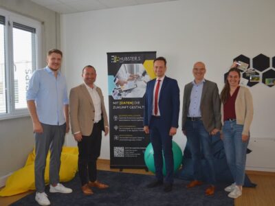 Linus Trips (1. von links) stellte kürzlich sein Unternehmen HUBSTER.S vor im Rahmen des Besuchs von Landrat Florian Töpper (mittig) gemeinsam mit Bürgermeister Christian Keller (2. von links) und dem Team der Wirtschaftsförderung am Landratsamt, Frank Deubner (2. von rechts) und Rebecca Weber (1. von rechts). Foto: Melina Bosbach/LRASW
