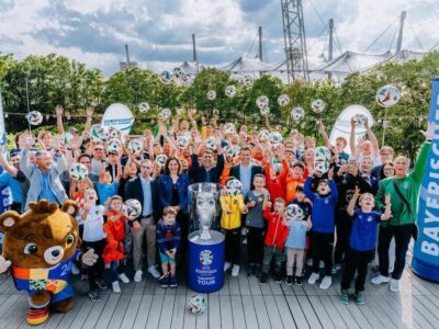 Die UEFA EURO 2024 Trophy Tour macht Station in München. Turnierdirektor Philipp Lahm, Münchens EM-Botschafter Felix Brych, Münchens 3. Bürgermeisterin Verena Dietl, BFV-Vizepräsident Robert Schraudner und BFV-Geschäftsführer Jürgen Igelspacher hatten im Olympiapark über 300 EM-Bälle für die Münchner Vereine dabei.