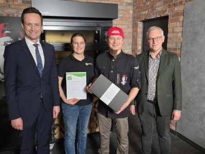 Im Bild, von links: Landrat Florian Töpper, Eva und Axel Schmitt sowie Frankenwinheims erster Bürgermeister Herbert Fröhlich Foto: Tobias Gößmann/Landratsamt Schweinfurt