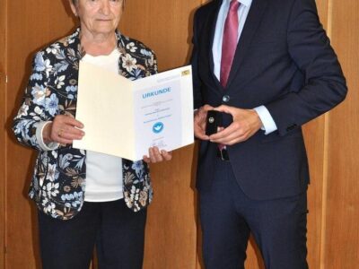 Christa Weinzierl erhält von Herrn Oberbürgermeister Sebastian Remelé die Auszeichnung „Weißer Engel“ (Foto: Kristina Dietz)