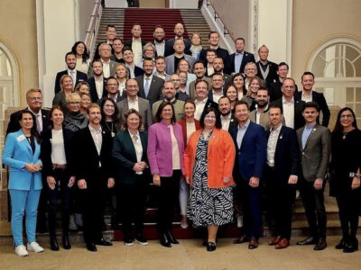 „Der Know-how-Transfer ist für uns Wirtschaftsjunioren eine zentrale Gelegenheit, die Stimme der jungen Wirtschaft in die Politik einzubringen und gemeinsam an Lösungen für die Zukunft zu arbeiten“, sagt Carolin Hochmuth, Landesvorsitzende der Wirtschaftsjunioren Bayern. „Wir danken dem Bayerischen Landtag und allen Abgeordneten, die diesen Austausch ermöglicht haben.“