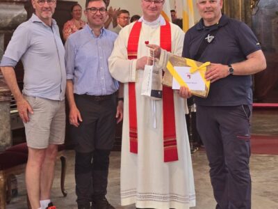 Unser Foto zeigt v.l. die beiden Wallfahrtsleiter Robert Menz und Robert Scheller, Pfarrer Albert Müller und Volkachs 1. Bürgermeister Heiko Bäuerlein.