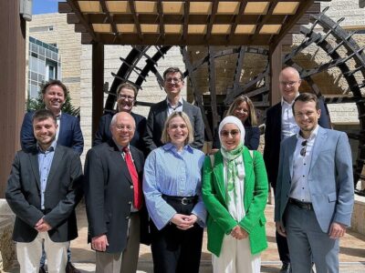 Auf dem Hauptcampus der GJU (von hinten links nach vorne rechts): Dr. Daniel Wimmer (Leiter des Hochschulservice Internationales), Dr. Monica Heitz (Leitung Stabsstelle Campus GATE), Prof. Dr. Achim Förster (Vizepräsident Internationalisierung und Lehre), Iris Wildfeuer (THWS-Koordinatorin am Standort in Jordanien), Prof. Dr. Ralf Roßkopf (Studiengangleiter Bachelor Soziale Arbeit transnational), Manuel Glattbach (Referent für strategische Hochschulkooperation), Prof. Dr. Winfried Wilke (Studiengangleiter Bachelor Wasserstofftechnik transnational), Carolin Gläser (Projektkoordinatorin Campus GATE), Dana Alqahaf (THWS-Mitarbeiterin am Standort in Jordanien), Präsident Prof. Dr. Jean Meyer (Foto: GJU Marketing Department)