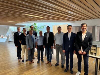 Im Bild, von links, vordere Reihe: Ulfert Frey (Regionalmanagement Landratsamt Schweinfurt), Prof. Anja Ohliger (Hochschule Coburg), Friedel Heckenlauer (Erster Bürgermeister Stadtlauringen), Manfred Schötz (Erster Bürgermeister Oberschwarzach), Jens Machnow (Erster Bürgermeister Grettstadt), Johannes Grebner (Erster Bürgermeister Üchtelhausen), Landrat Florian Töpper und Prof. Mario Tvrtković (Hochschule Coburg). Hintere Reihe, David Wald (Regionalmanagement Landratsamt Schweinfurt). Foto: Andreas Lösch/Landratsamt Schweinfurt