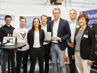 Von links: Dr. Felix Liedel (Projekt EntrepreneurSHIP@THWS), Stefan Homes (Venture Lab der TH Aschaffenburg), Tanja Golly (Projektkoordinatorin des ZENTRIA.Hubs), Prof. Dr. Boris Bauke (Leiter des Venture Lab der TH Aschaffenburg), Staatsminister Markus Blume, Prof. Dr. Lukas Worschech (Projektleiter der JMU), Prof. Dr. Eva-Maria Beck-Meuth (Präsidentin der TH Aschaffenburg) (Foto: Uwe Niklas)