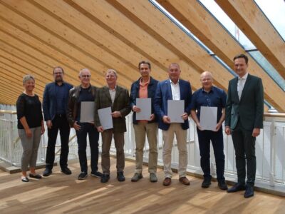 Im Bild, von links: Karin Dütsch (Leitung der Geschäftsstelle ZRF Schweinfurt), Christian Frank (Geschäftsführer ZRF Schweinfurt), Dr. Leith Yahya, Ullrich Sauter, Wolfgang Renner, Heiko Stäblein, Thomas Wehner, Landrat und Verbandsvorsitzender Florian Töpper. Es fehlt auf dem Bild: Dr. Markus Full, Foto: Melina Bosbach/Landratsamt Schweinfurt