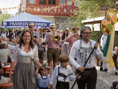 Einzug der Zürcher Gemee und Ehrengäste zum Festauftakt. Foto: Klaus Skrzybski