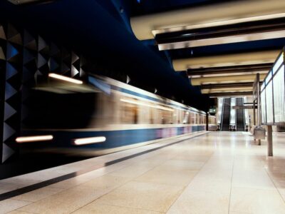 Eine einfahrende U-Bahn: U-Bahnen schneiden bei der Pünktlichkeit besser ab als S-Bahnen da sie nicht im selben Maß Störungseinflüssen ausgesetzt sind. Quelle: ©ADAC/Eva Fleischmann