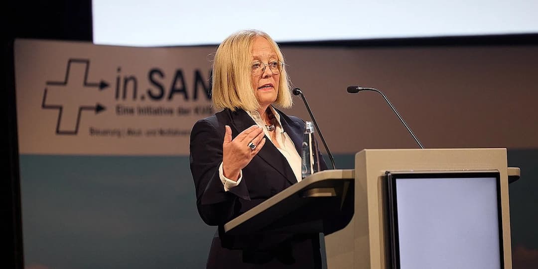 Die Vorstandsvorsitzende der AOK Bayern, Dr. Irmgard Stippler, bei der KVB-Fachkonferenz "in.SAN" zur Akut- und Notfallversorgung. © KVB/Klaus D. Wolf