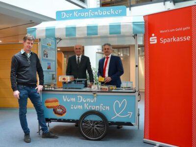 Das Foto (© Thomas Engert) zeigt von links nach rechts: Sebastian Rehm (Ge- schäftsführer „Allianz Main & Haßberge e.V“), Landrat Wilhelm Schneider und Vorstandsvorsitzender Peter Schleich