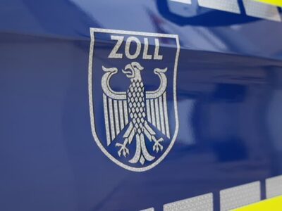 Zoll-Logo auf einem Einsatzfahrzeug